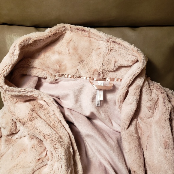 Robe - Picture 3 of 5